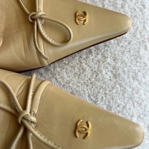 Vintage Chanel CC Beige Leather Bow Mule Heels - Picture 12 of 15